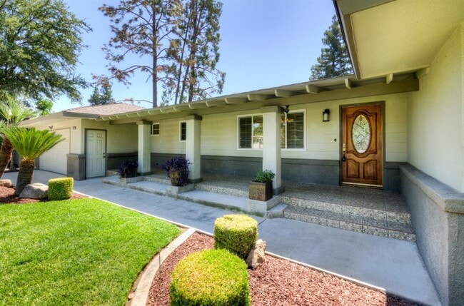 Photo - 2553 W Scott Ave