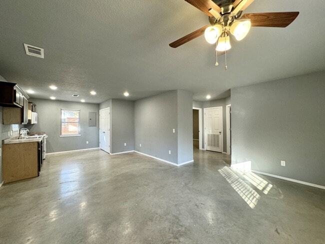 102 Graceanne Ln