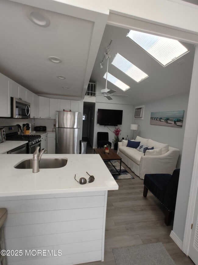 Building Photo - 170 1st Ave Unit 2 Rental