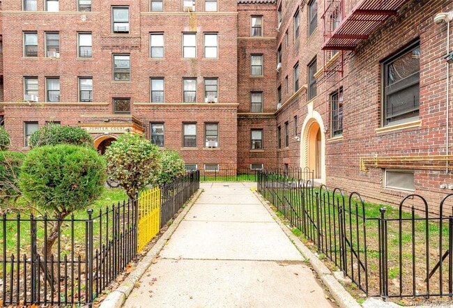 Building Photo - 62-98-64 Saunders St Unit 3P