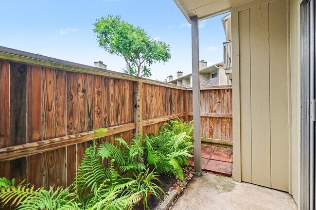 1900 Bay Area Blvd Unit 123 C