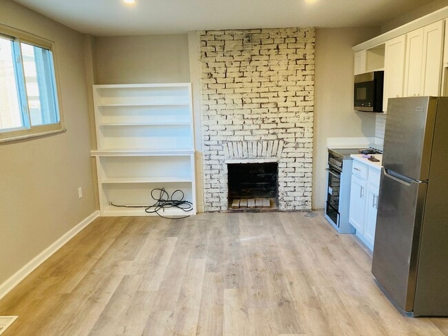 Building Photo - Recently Renovated Micro One Bedroom Apartment! May 1 move in! Unit PH 119-3