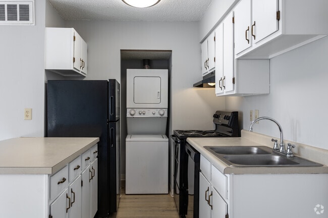 2 BR, 2 BA - 1,000 SF - Kitchen
