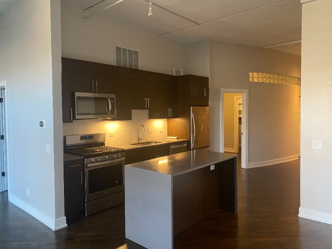 Photo - 2012 W St Paul Ave Unidad 211