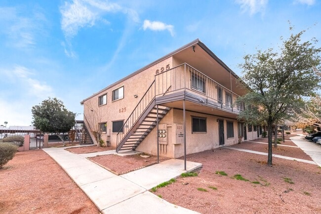 Building Photo - Modern Condo: Remodeled Elegance Awaits!