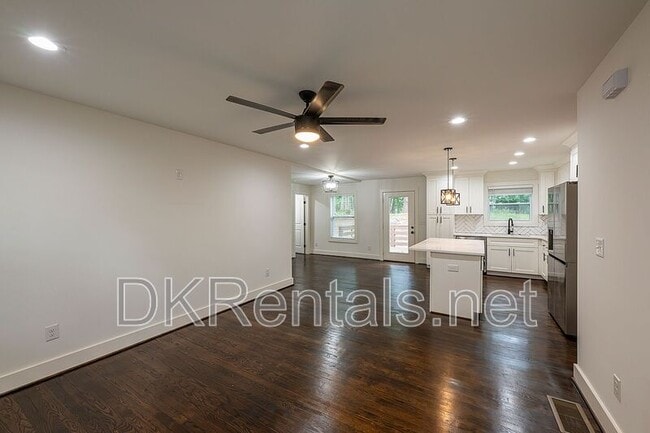 Photo - 737 Helen St NW