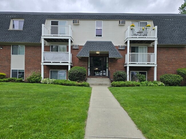 Photo - 135 E Main St Apartment Unit R-10