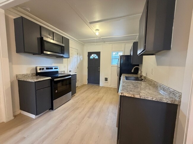 595-595 Highland Ave NE Unit 585  Highland Ave NE
