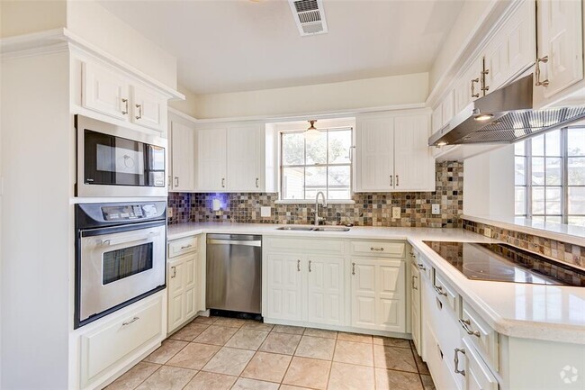 Building Photo - 16339 Clearcrest Dr Rental