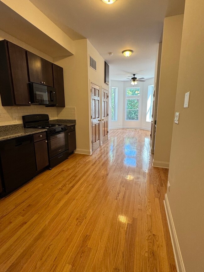 Building Photo - 3358 N Seminary Ave Unit #2FF Rental