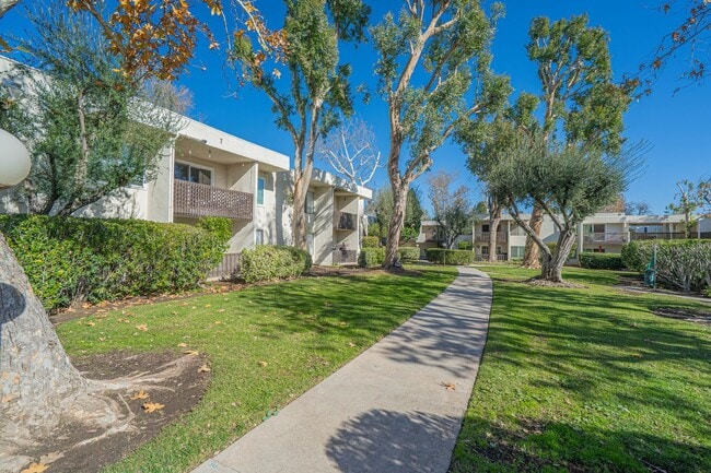 Building Photo - Charming 2-Bedroom Condo with Community Pool & Utilities Included in Newhall! Unit 286