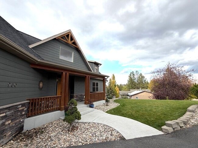 Photo - Absolutely Stunning, 6-Bed 3.5 Bath Execut...