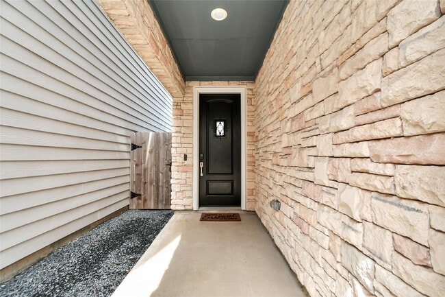 Building Photo - 11012 Mikula Dr