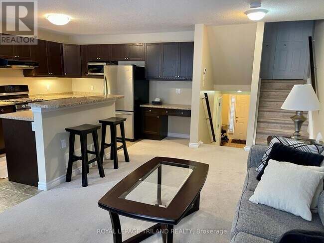 Photo - 96 McMahen St