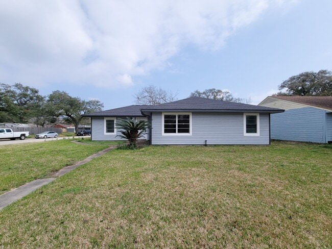 Building Photo - 301 Cypress St