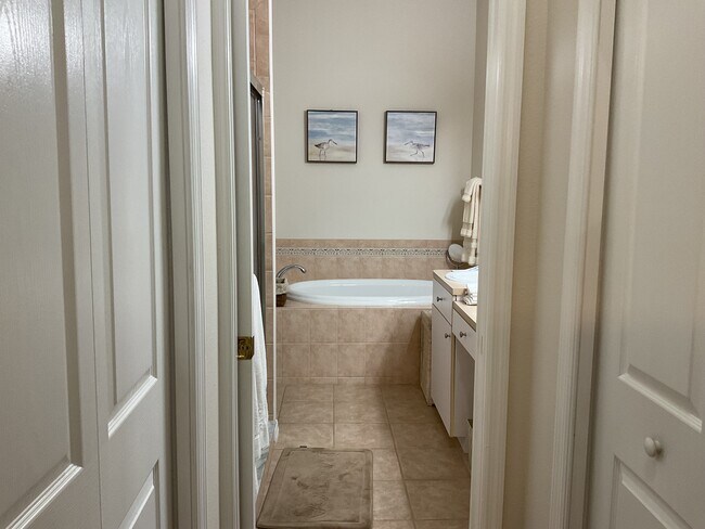 Primary bathroom - 2717 Tottenham Dr