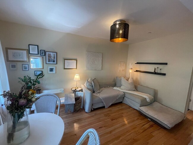 Building Photo - 4444 Cresson St Unit F