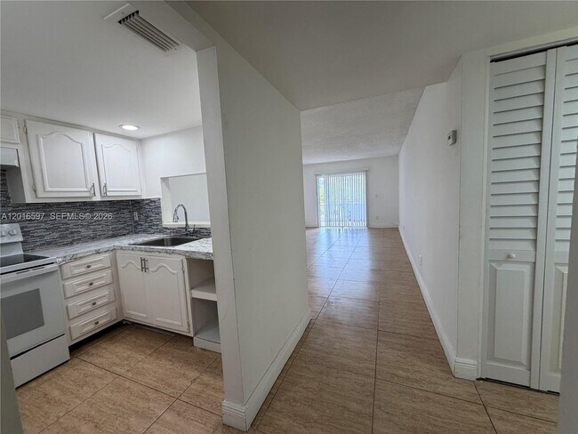 Building Photo - 13685 NE 10th Ave Unit 304
