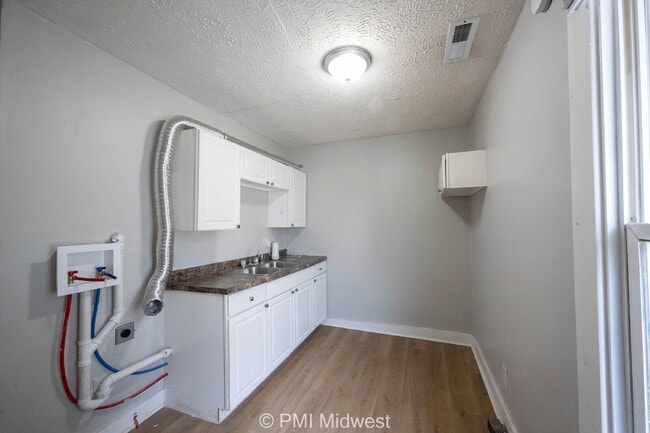 "Charming & Cozy 2BR, 2BA Retreat in Indianapolis - Your Perfect Urban Oasis Awaits!"