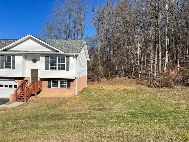 Photo - 3 bed 2 bath + 2 car garage- Jonesborough