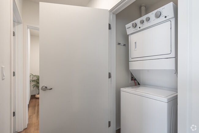 4BR, 4BA - 1,267SF - Laundry