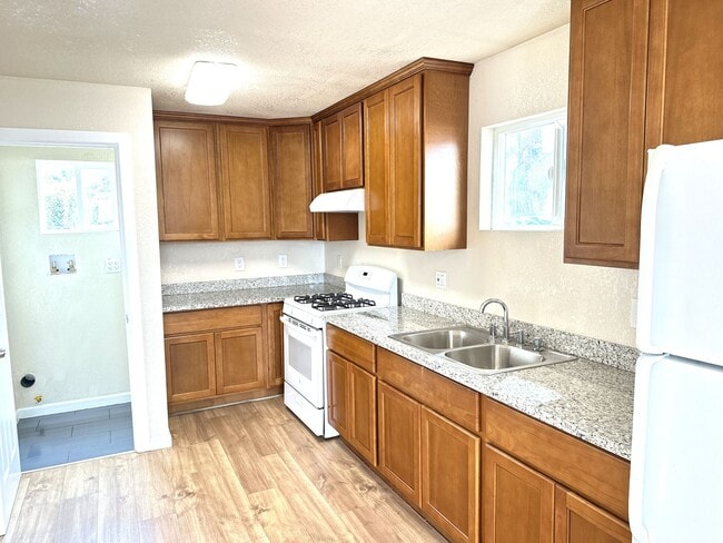 Building Photo - Charming, Humble Yet Inviting 2 Beds 1 Bat... Rental