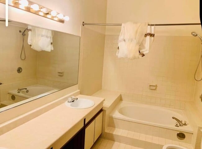 Building Photo - 345 Pembroke Ct Unit 6