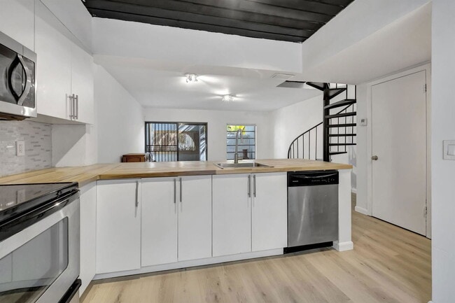 Photo - 519 NE 38th St