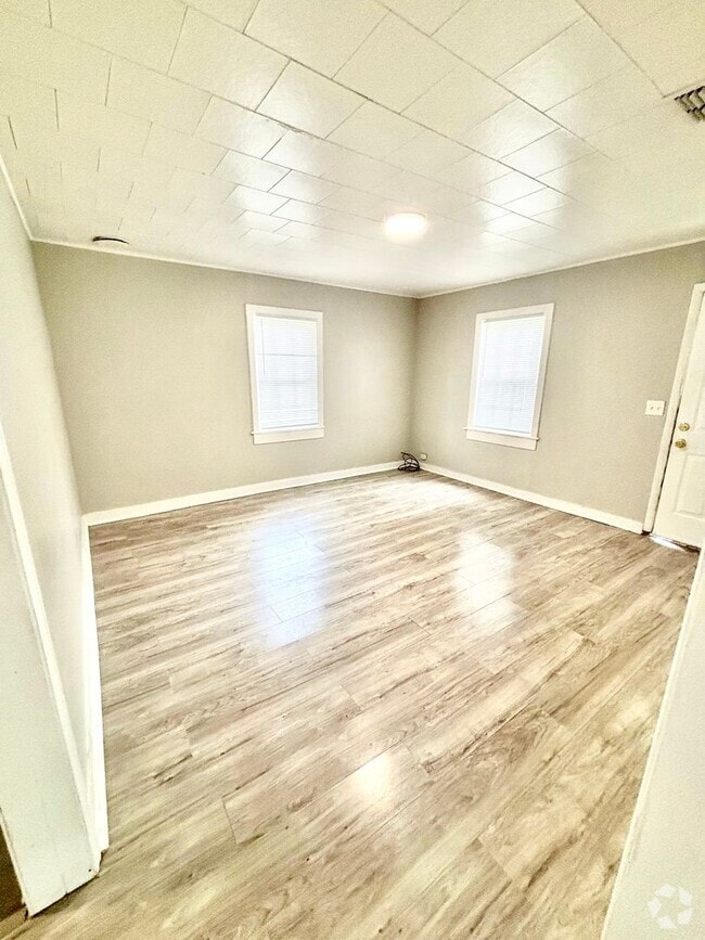 Building Photo - 257 N Pine Ave Rental