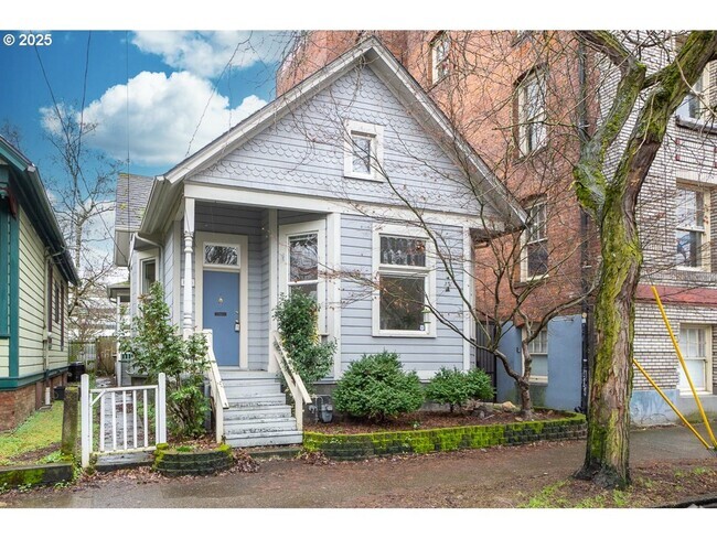 Building Photo - 2Bd/1Ba + Bonus Room Located in the Popula... Rental