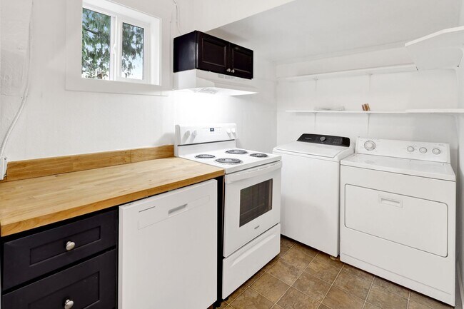 Photo - 4 Bedroom, 1 Bathroom Home in the York Neighborhood for Rent!