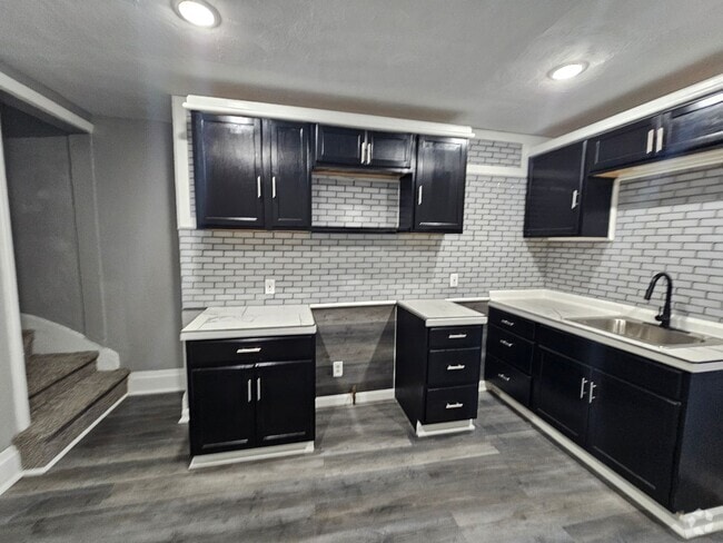 Building Photo - Newly updated 2 bedroom 1 bath apartment f...