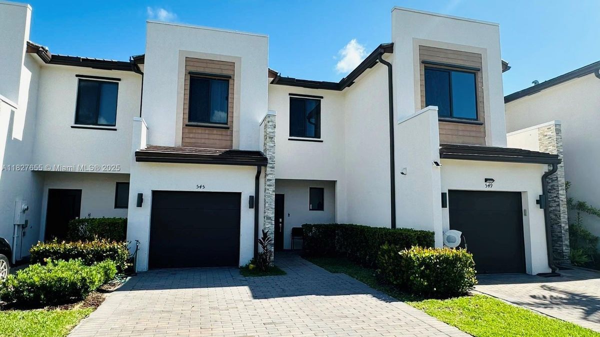 Photo - 545 NE 206th Ln Townhome