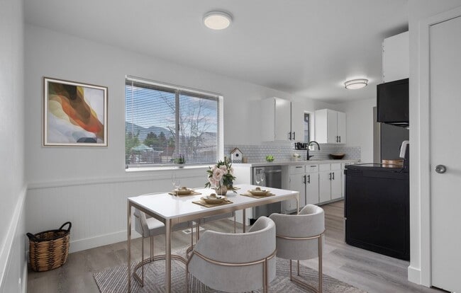 Photo - 686 Tomahawk Dr Unit Main Floor