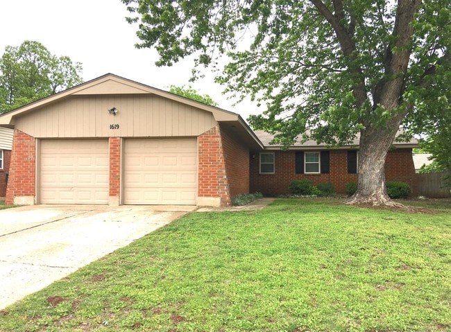 Building Photo - 1619 Village Dr