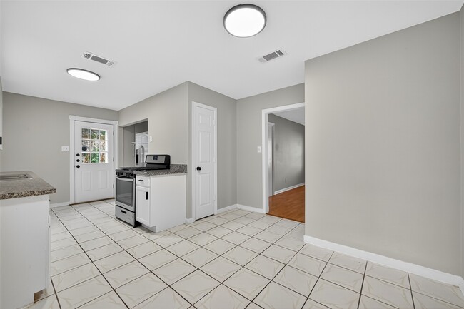 Photo - 6741 Feldspar St