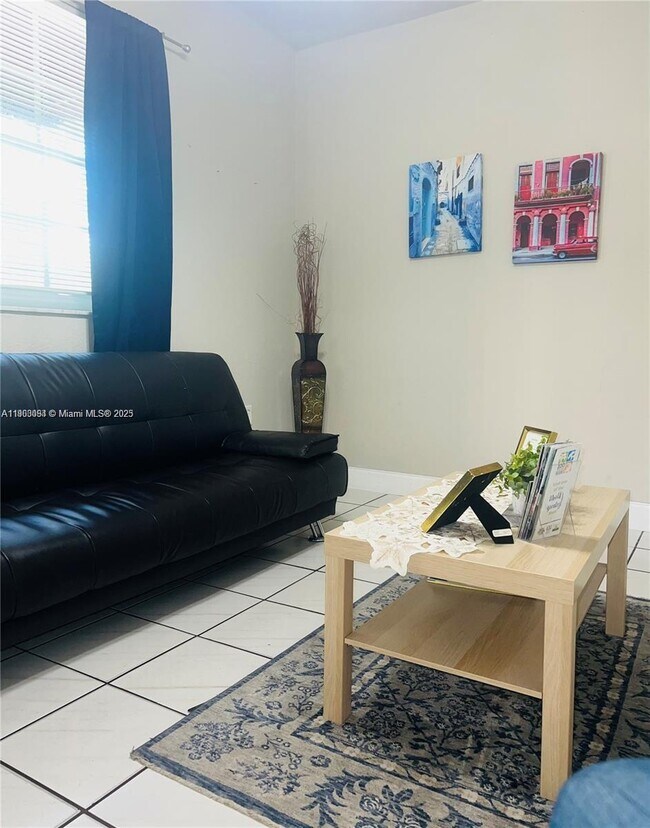 Building Photo - 2525 NW 33rd St Unit #3