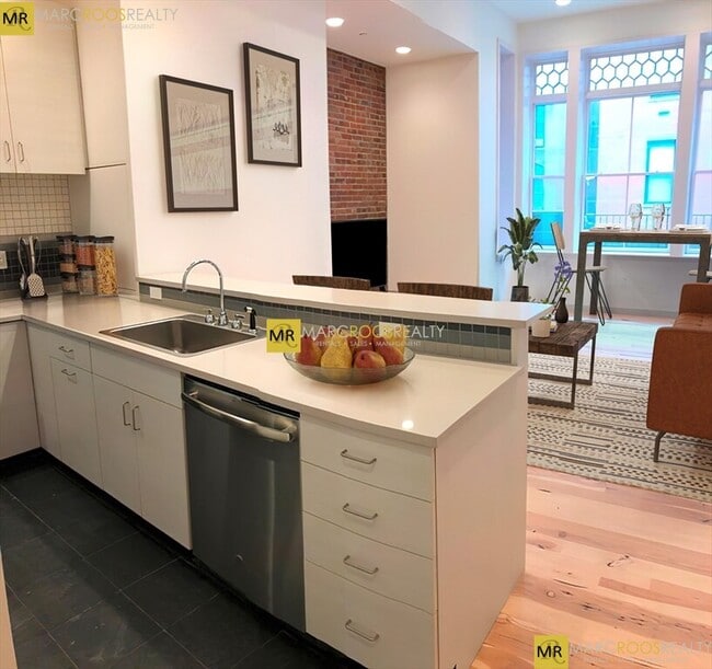 Building Photo - 229 Newbury St Unit 1