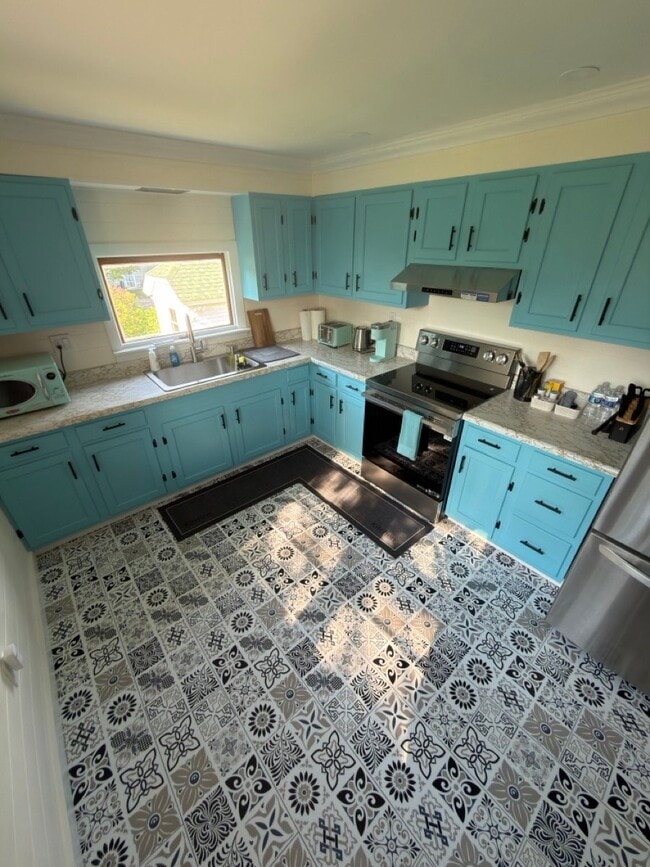 1028 Commercial St Unit Apt