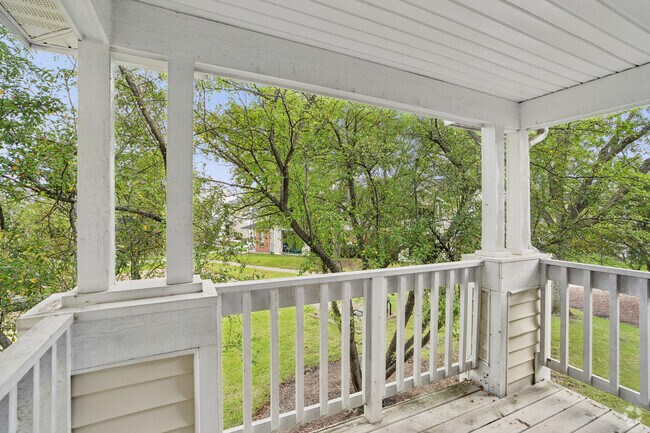 3BR, 2BA - 1,215SF - Balcony