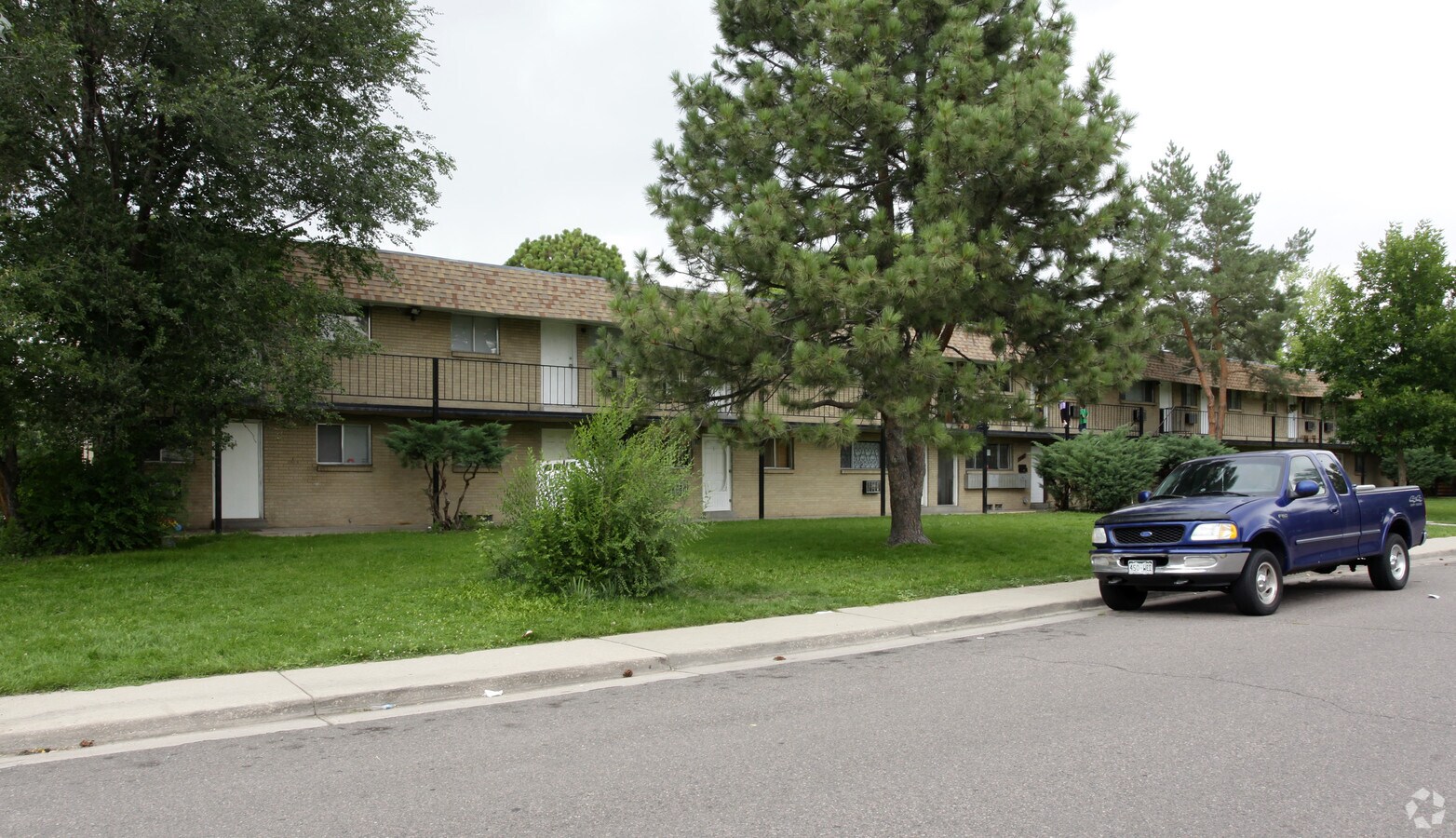 Plaza Pines Apartments - Plaza Pines Apartments