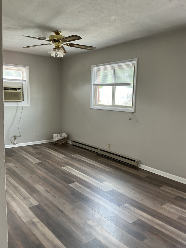 718 N Main St