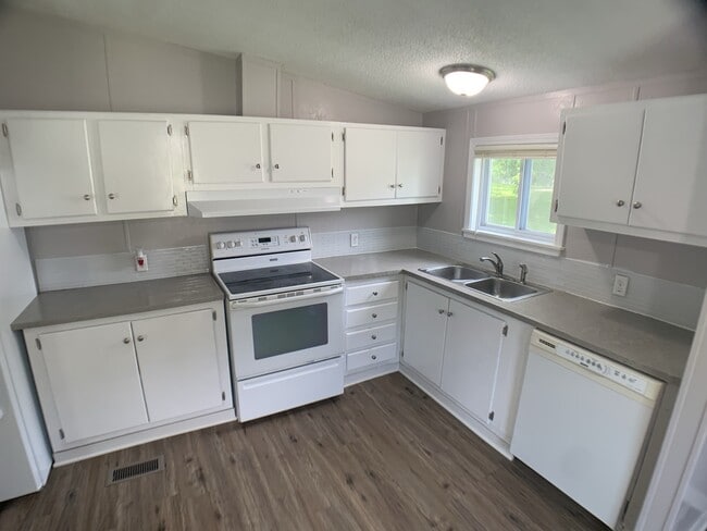 Photo - 4202 NE 3rd St