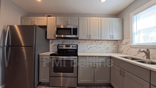 Building Photo - 1408 Lyle Ave Unit A