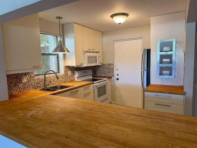 Building Photo - 2320 S Cypress Bend Dr Unit 104