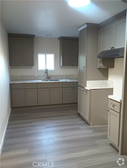 Building Photo - 966 E 7th St Rental