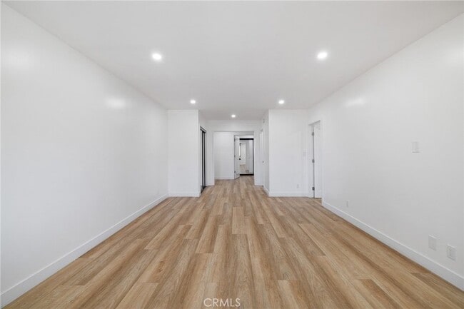 Photo - 17000 Burbank Blvd Unidad 301