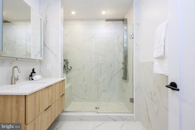 Building Photo - 1099 Germantown Ave Unit THA