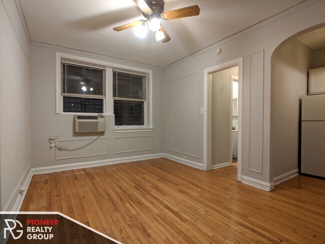 Building Photo - 832 W Wolfram St Unit 837-102