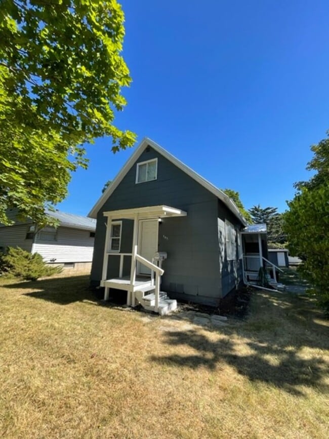 Photo - 3 Bedroom/ 1 Bathroom downtown home!